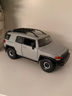 Toyota FJ Cruiser, Gray - Jada #31557/. 1/24 Scale Diecast Model Toy Car